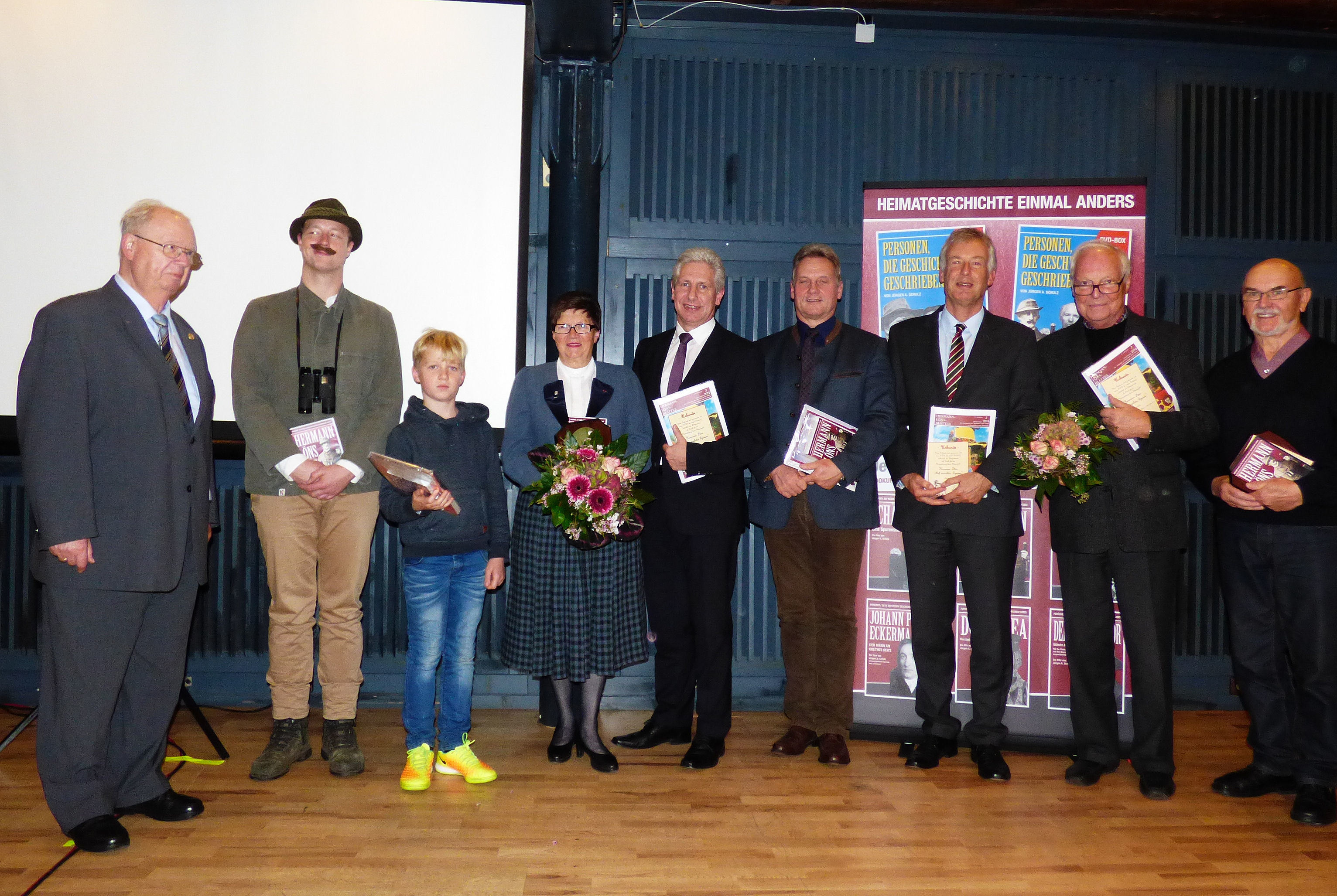 Genossen die Filmpremiere von "Hermann Löns - auf verwehten Spuren" (v. li.): Gastgeber und Filmproduzent Jürgen A. Schulz, Löns-Darsteller Jan-Peter Ahlers und Anton Wiegel, Monika Seidel, Landrat Rainer Rempe, Matthias Zimmermann, Cord Hasselmann, Klaus Benndorf und Peter Engel