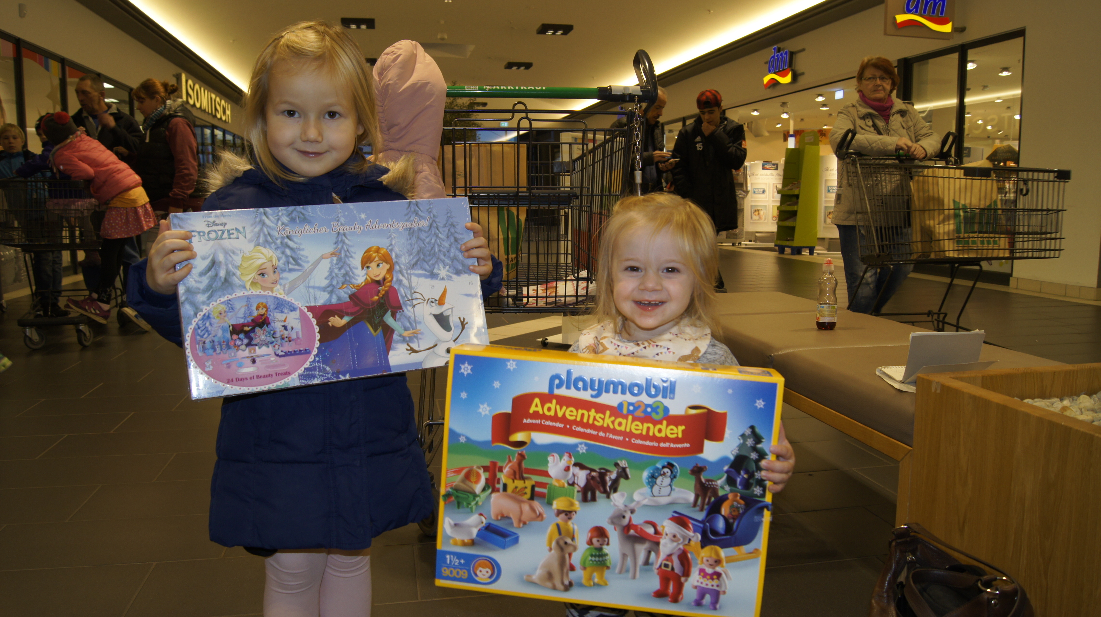 Mia (li.) und Lea Fenger staubten tolle Adventskalender ab
