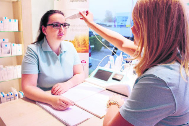 Schnell und effektiv: die professionelle Hautanalyse, vorgeführt von den Mitarbeiterinnen Elena Wulf (li.) und Marina Dinges