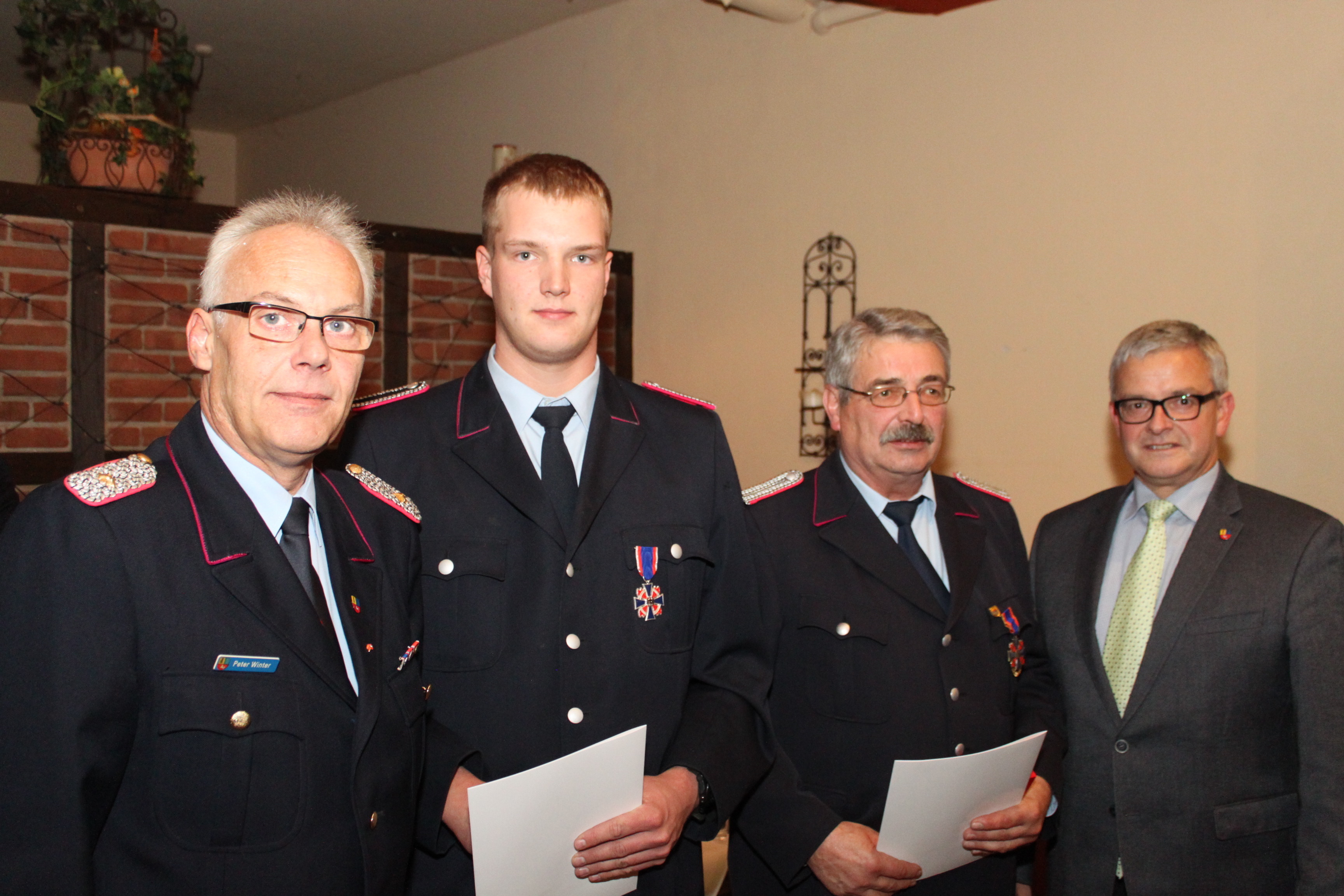 Kreisbrandmeister Peter Winter (li.) und Landrat Michael Roesberg (re.) mit den
Geehrten Niklas Mohr (2.v.l.) und Ernst Kröger