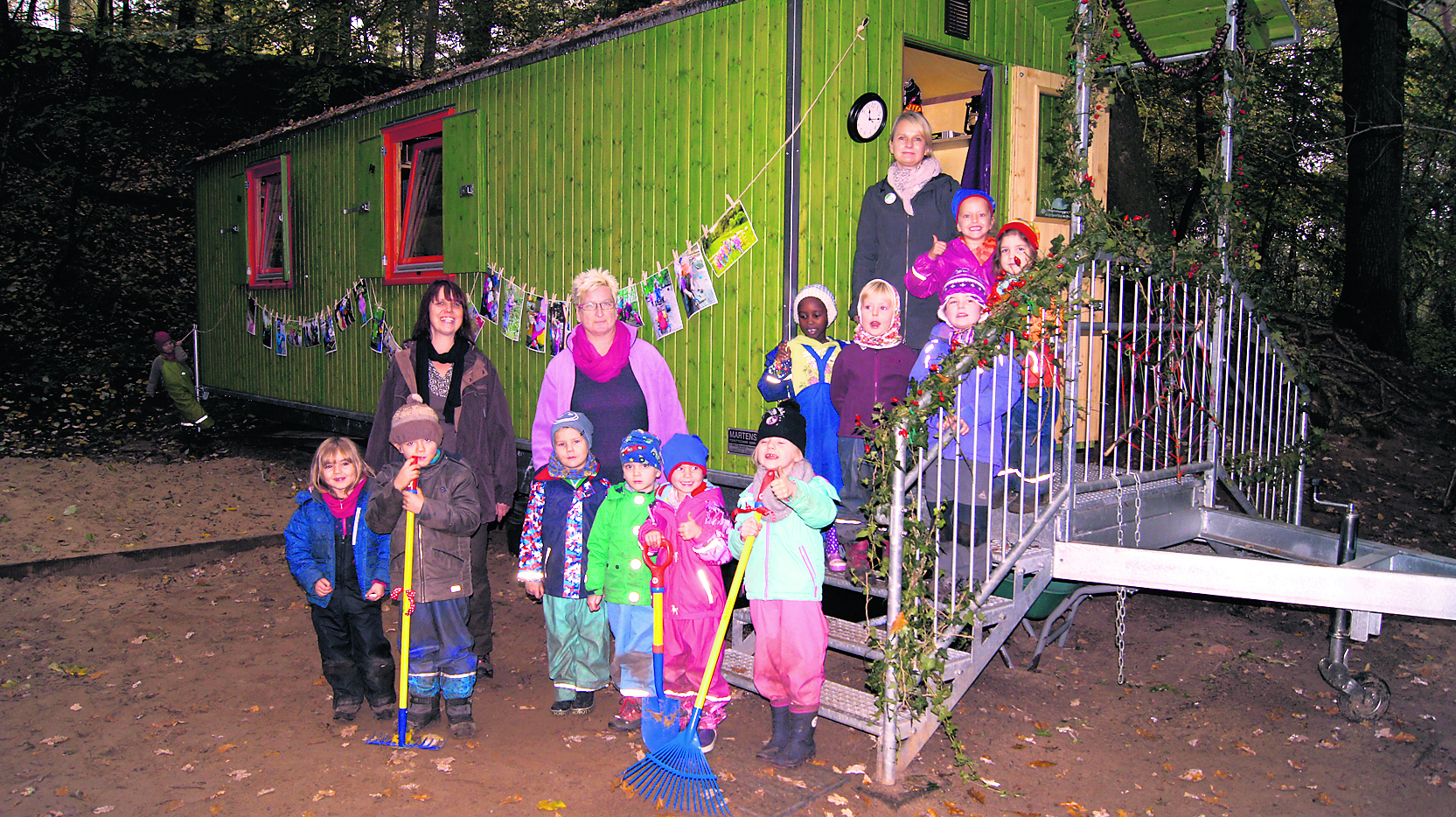 Die Laubfrösche mit dem "grünen Gustav" sowie Kindergartenleiterin Nicole Jorgas (li.) und den Erzieherinnen Petra Wierzbinski (Mitte) und Susan Werther