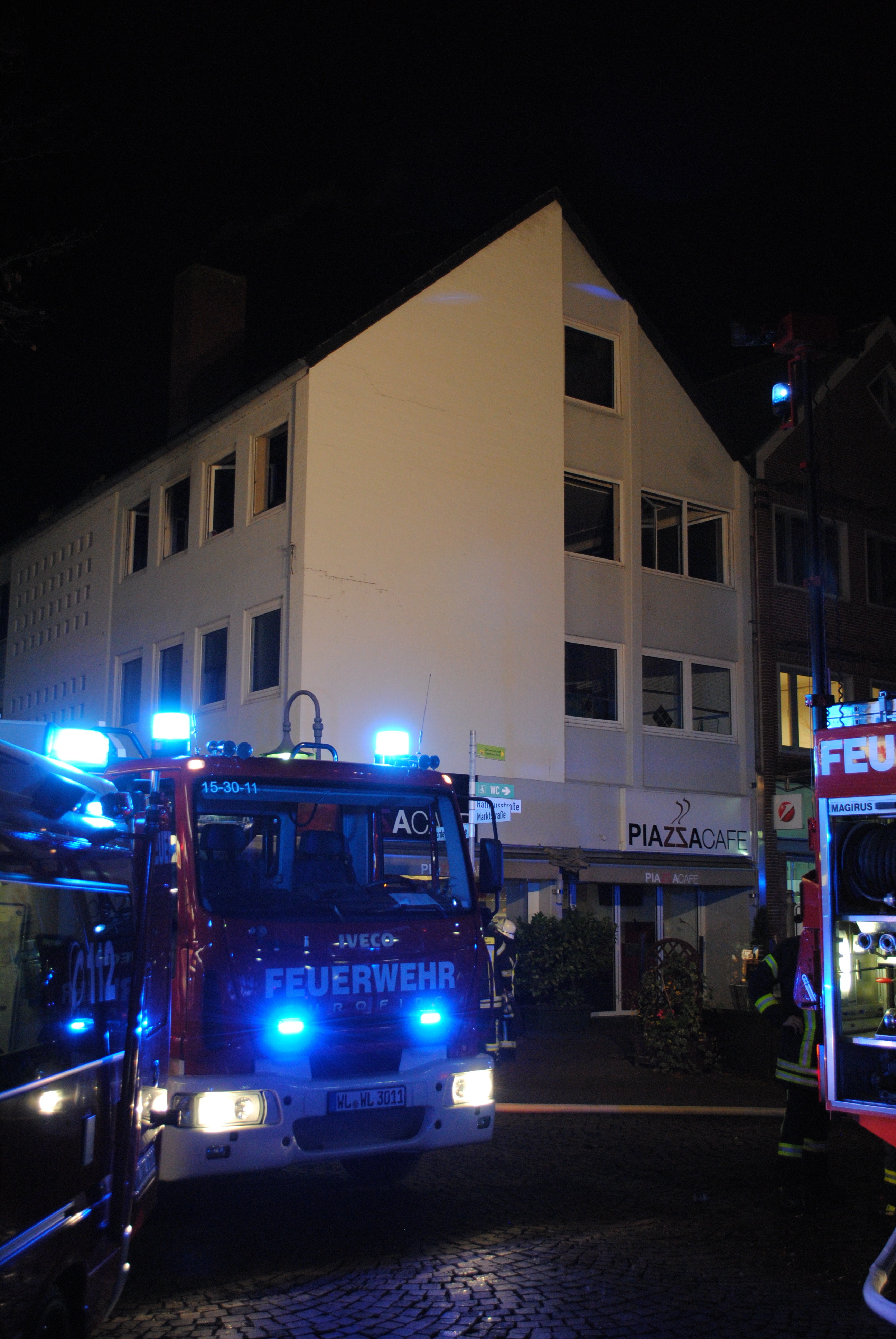 Die Feuerwehr war mit rund 80 Einsatzkräften vor Ort