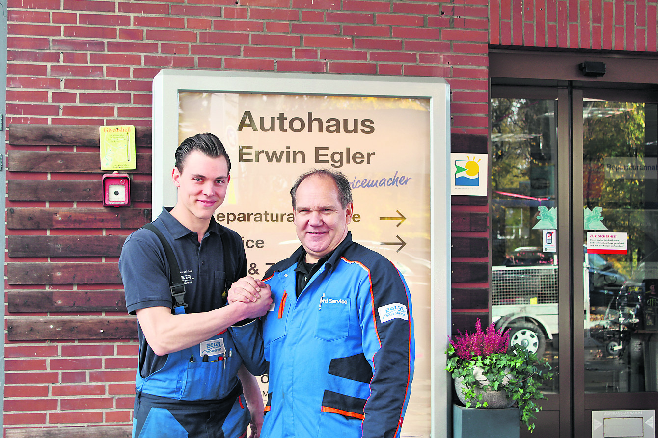 Karsten Egler (re.) gratuliert Pascal Marchel