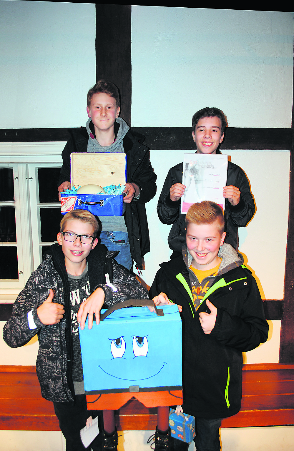 So sehen Sieger aus: Bastian Wittmann, Kjell Jensen (vorne, v. li.), Maik Schunke (hi. li.) und Maximilian Kieselbach von der IGS Winsen-Roydorf gewannen mit ihrem Koffermann "Mr. Sam S. Onite" (!) den Kunstpreis in der Kategorie Installation