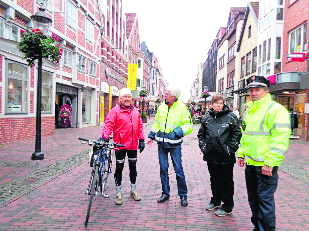 Dieser Radfahrer macht es richtig und schiebt: Klaus Huhn (Zweiter v. li.), Birgit Nath (beide von der Stadtverwaltung) und Robert Schlimm von der Buxtehuder Polizei wollen Rüpel-Radler in der Fußgängerzone ausbremsen