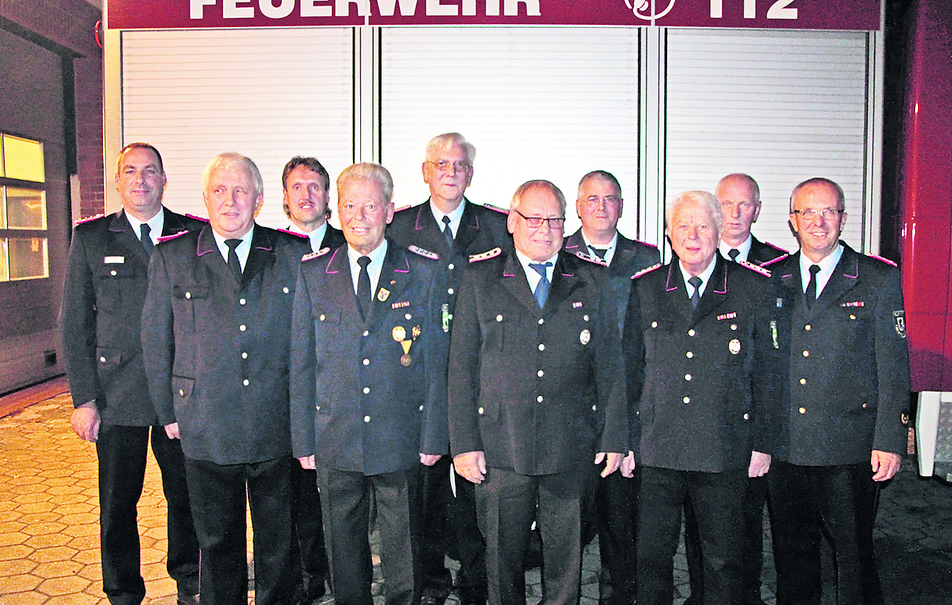 Gemeindebrandmeister Rainer Wendt (v. li.) und Ortsbrandmeister Klaus Fertwagner sowie Kreisbrandmeister Volker Bellmann (v. re.) und Stv. Ortsbrandmeister Reinhard Heitkamp mit den Geehrten