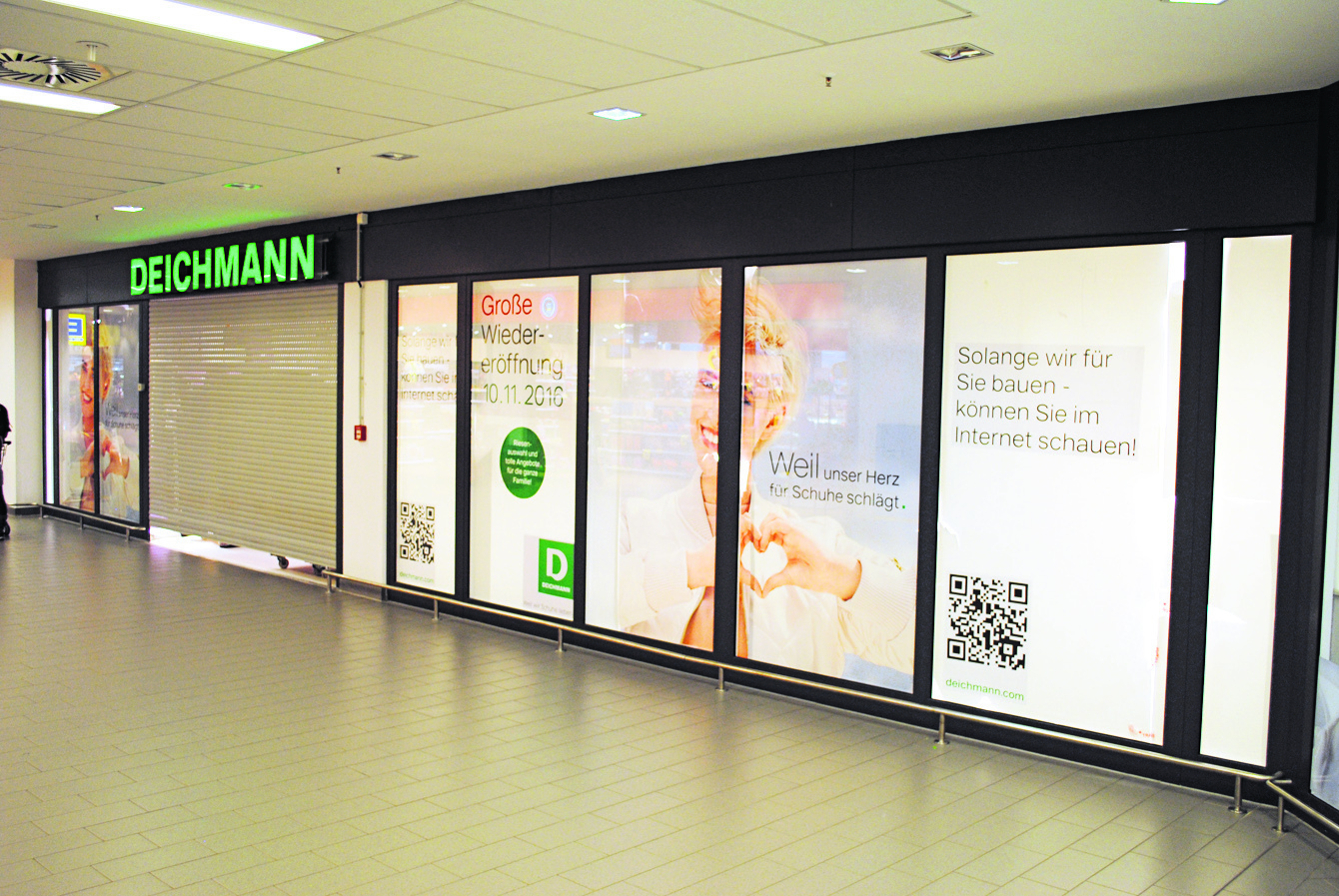 Noch wird hinter verschlossenen Türen und Fenstern fleißig umgebaut: die Deichmann-Filiale in Winsen