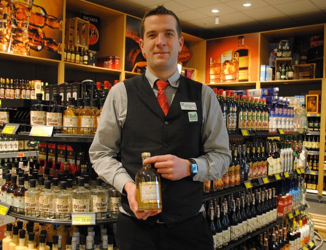 Sascha Huger verweist auf die vielen regionalen Produkte bei Marktkauf