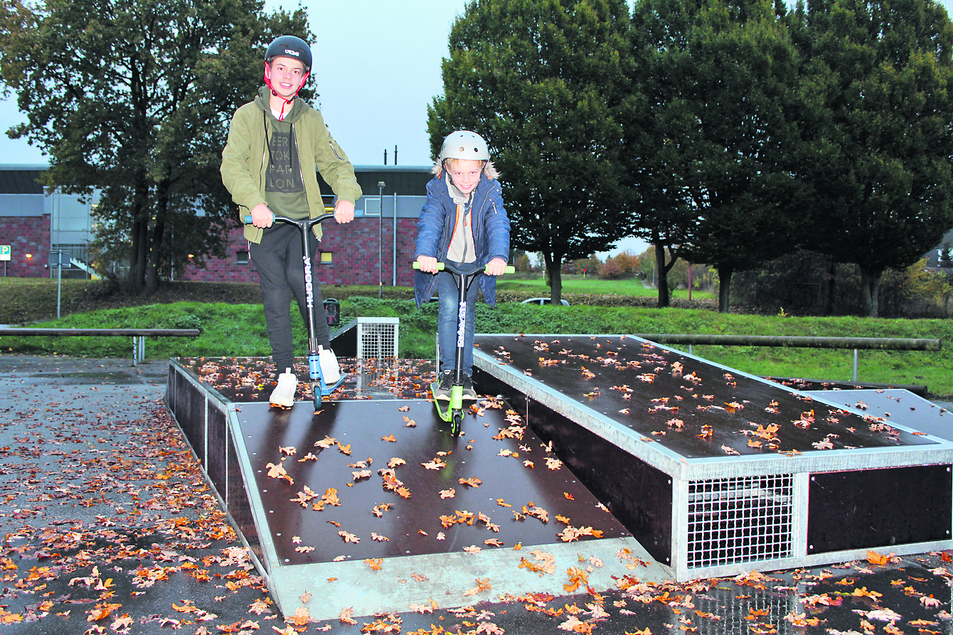 Linus (Foto li.) und sein Bruder Leon probieren die neu gestaltete Skateranlage in Klecken mit ihren Scootern aus. Das Besondere: Die Jugendlichen haben die Anlage mit geplant