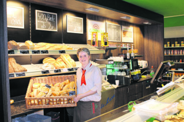 Nicole Schleuter von der Bäckerei Grimm bietet leckere Backwaren an | Foto: Dodenhoff