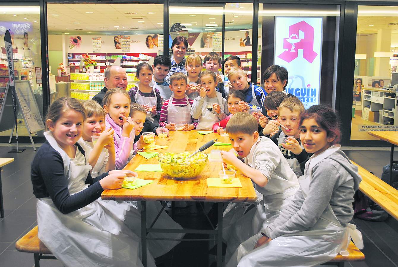 Marktkauf denkt auch an den Nachwuchs. Hier durften Grundschüler aus Haddorf im Markt einen frischen Obstsalat herstellen und verspeisen