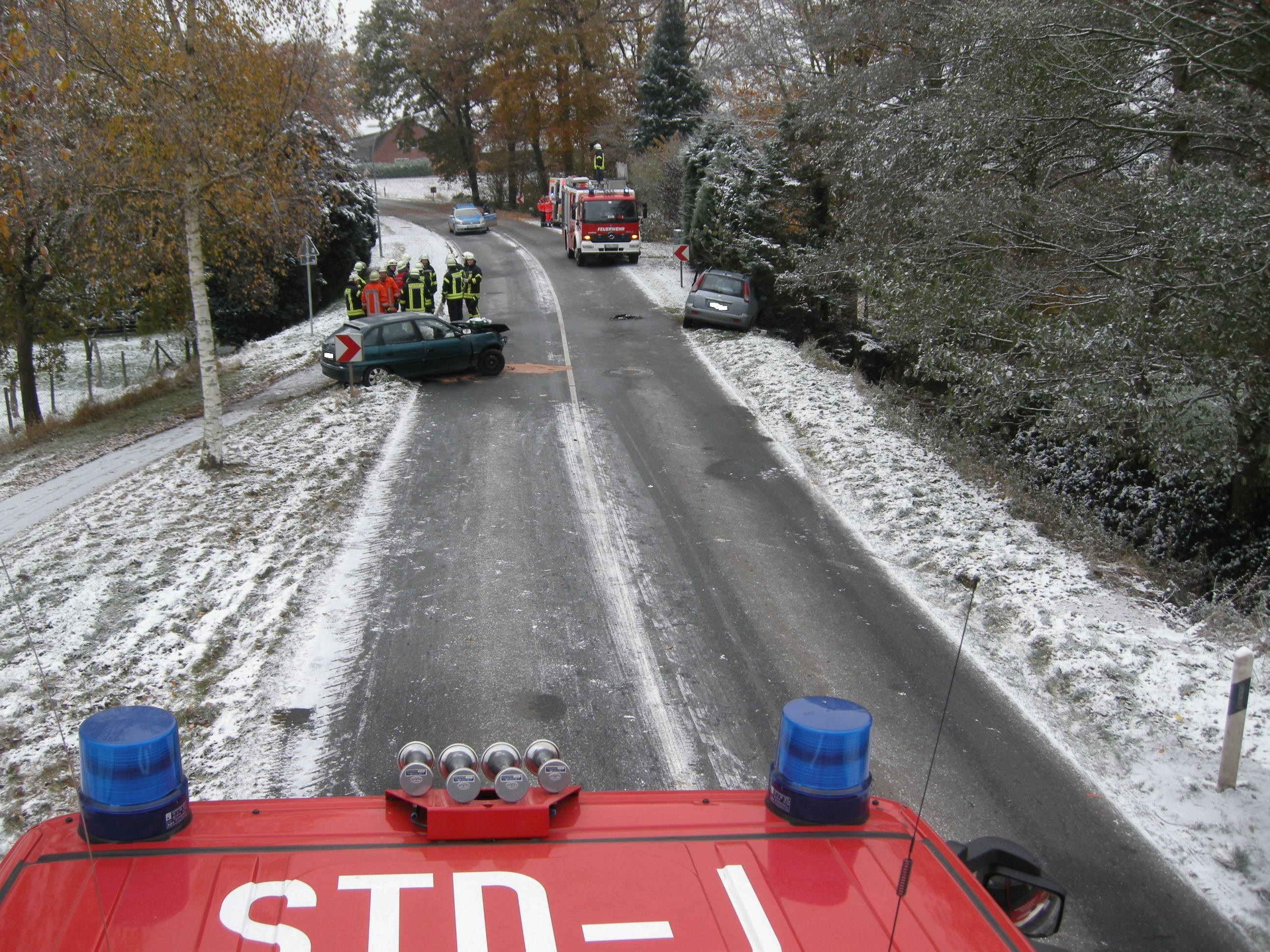 Ein Autofahrer wurde beim ersten Winterunfall schwer verletzt