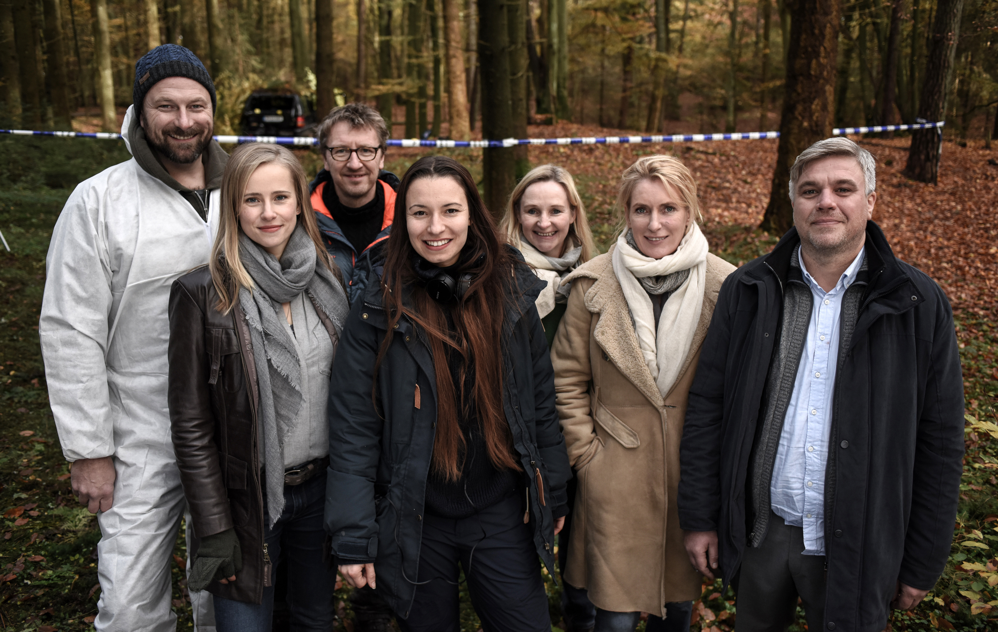 Drehen den Krimi (v. li.): Alexander Grünberg, Susanne Bormann, Bernhard Keller (Kamera),
Anne Zohra Berrached (Regie), Kerstin Ramcke, Maria Furtwängler und Aljoscha Stadelmann