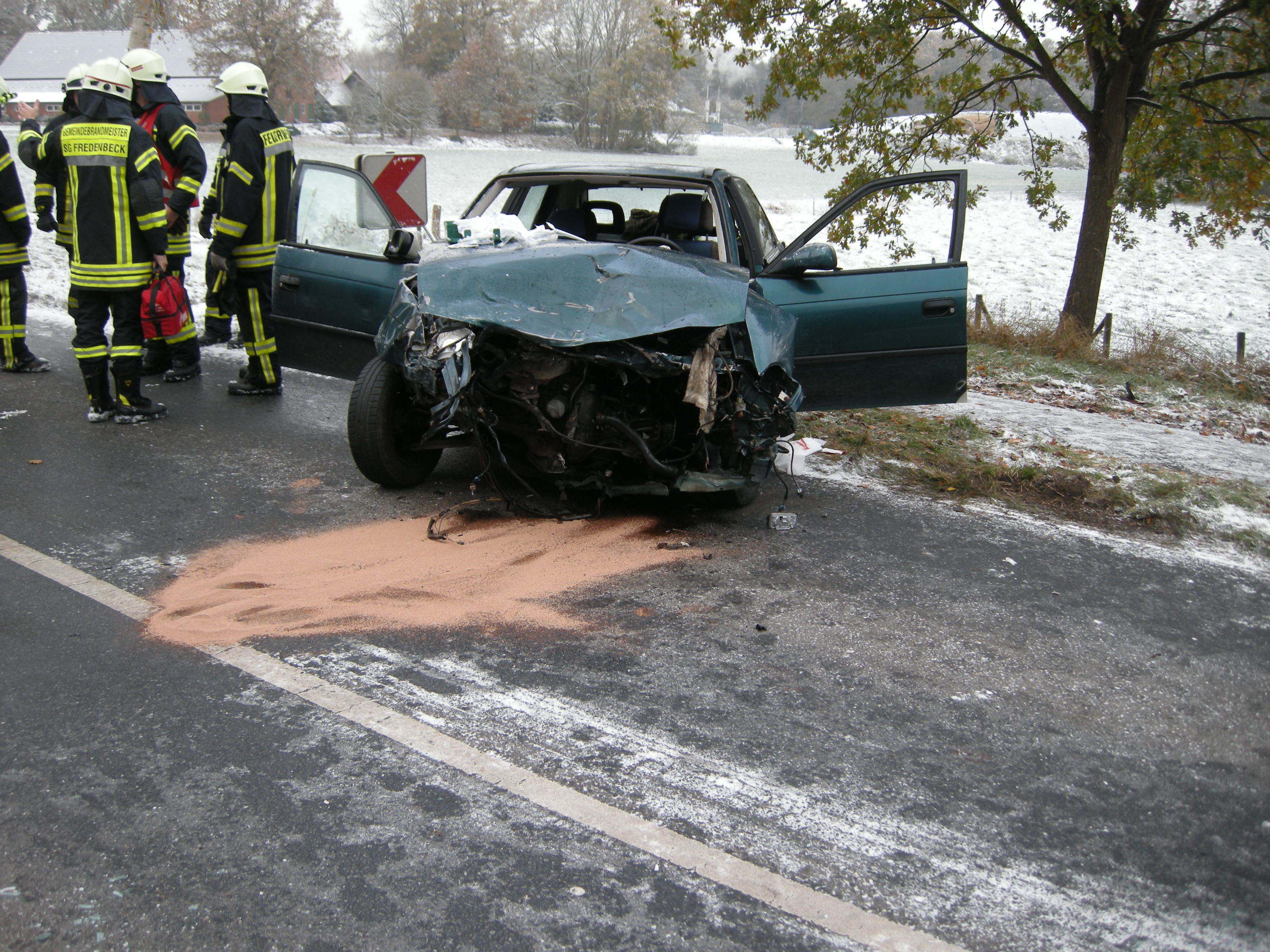 Der Fahrer (75) wurde in seinem Wagen eingeklemmt