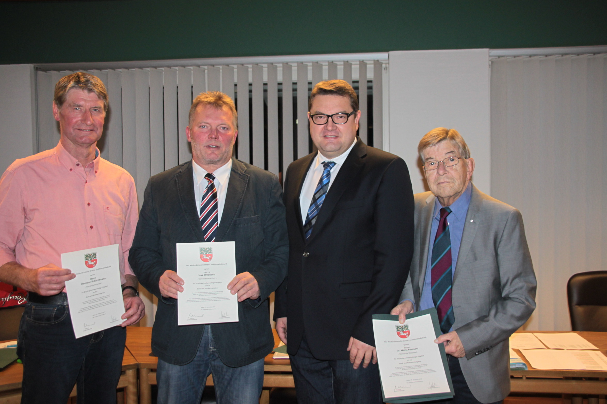 Der Kreisgeschäftsführer des Niedersächsischen Städte- und Gemeindebundes, Holger Falcke (2. v. re.), ehrte (v. li.) Hermann Schlichtmann, Uwe Uhlendorf und Dr. Horst Paulsen für 20 Jahre Ratsarbeit