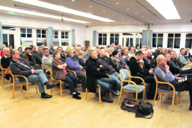 Zahlreiche Interessierte waren in die Festhalle nach Brackel gekommen, um sich zu informieren