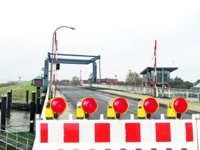 Die Lühe-Brücke über das Sperrwerk wird im kommenden Jahr saniert | Foto: bc/Montage MSR