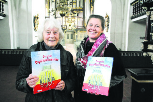 Die Co-Autorin Hanna Neumann (li.) mit Annegret Schönbeck von der Orgelakademie