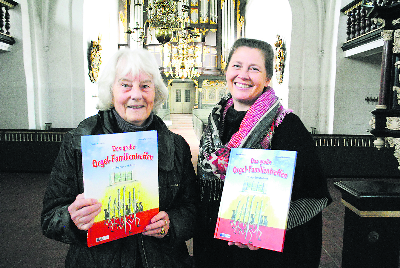 Die Co-Autorin Hanna Neumann (li.) mit Annegret Schönbeck von der Orgelakademie