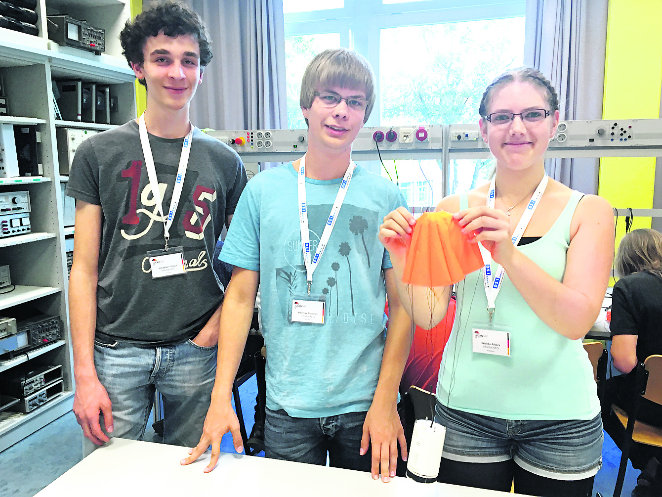 Stolz präsentieren Jonathan, Matthias und Wiebke den von ihnen entwickelten CanSat