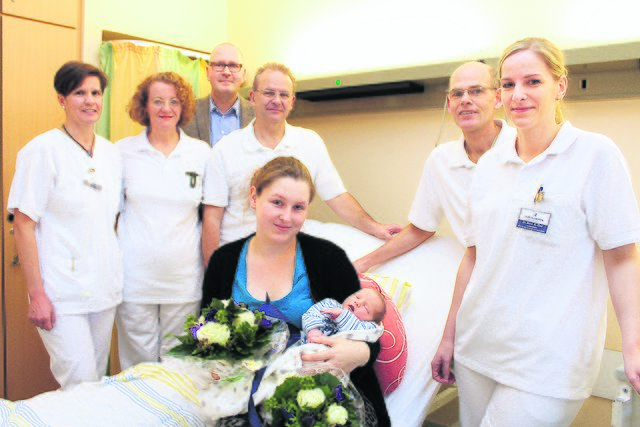 Mutter Jana Lange und ihr kleiner Ben Jonas nahmen die Glückwunsch des Ärzte- und Pfleger-Teams entgegen