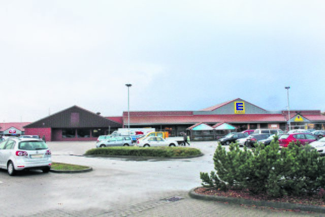 Der Nenndorfer Edeka-Markt wird mit einem Durchbruch zum leerstehenden Aldi-Gebäude (li.) erweitert