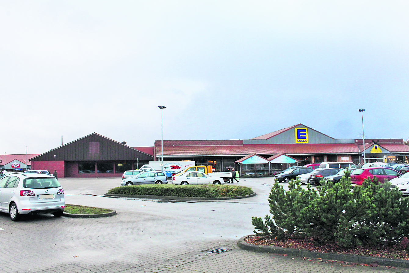 Der Nenndorfer Edeka-Markt wird mit einem Durchbruch zum leerstehenden Aldi-Gebäude (li.) erweitert