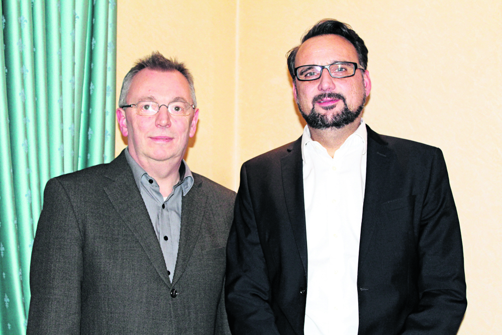Freuen sich über die gute Auftragslage für Karrosserie-
und Fahrzeugbauer: Andreas Baier (Kreishandwerkerschaft, li.)
und Obermeister Helge Krüger
