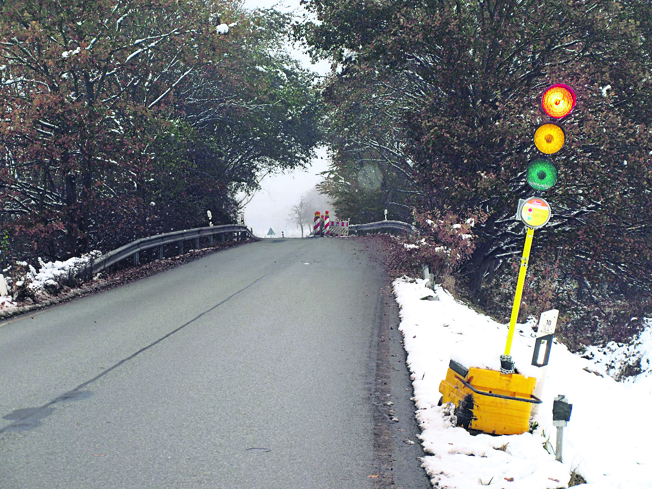Die Ampel zeigt auf „Rot“! Die Umleitungsstrecke durch Brackel ist selbst eine Baustelle