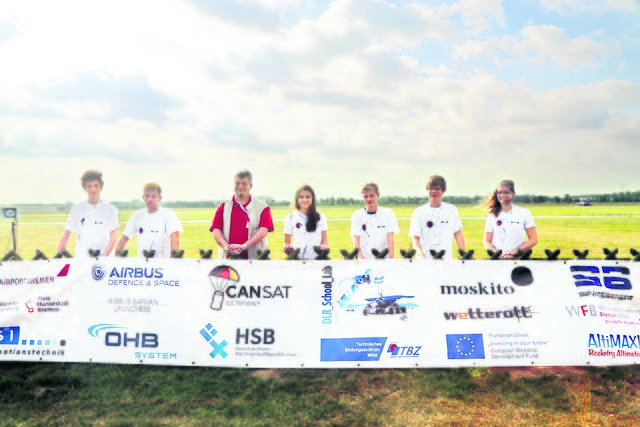 Das Team „InfraSat AG“ kurz vor dem Start seiner Satelliten-Mission (v. li.): Jonathan Fritsch, Mats Althaus, Physiklehrer Dr. Stefan Naler, Leonie Anders, Jan Zöllner, Matthias Nowinski und Wiebke Albers