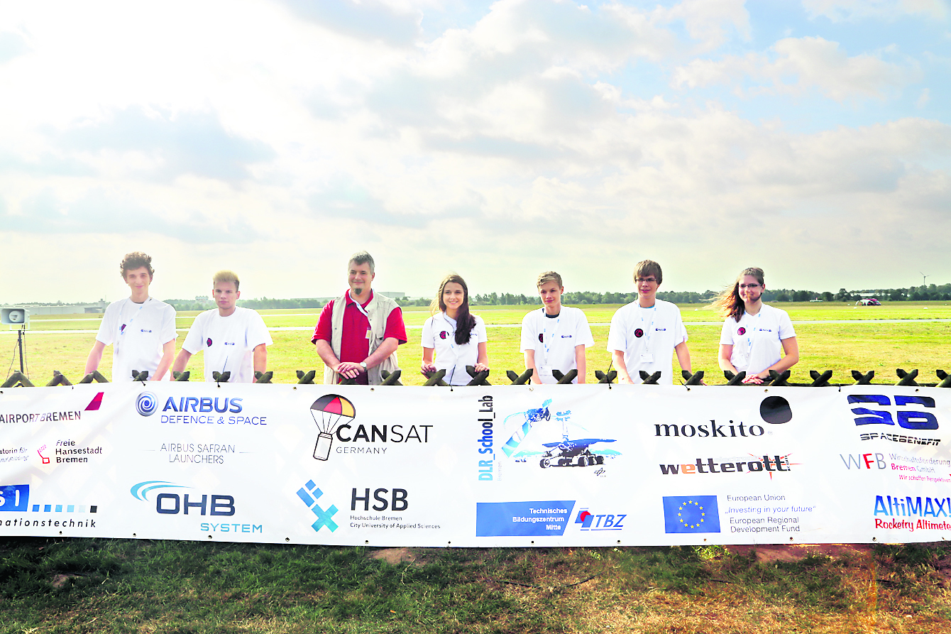 Das Team „InfraSat AG“ kurz vor dem Start seiner Satelliten-Mission (v. li.): Jonathan Fritsch, Mats Althaus, Physiklehrer Dr. Stefan Naler, Leonie Anders, Jan Zöllner, Matthias Nowinski und Wiebke Albers