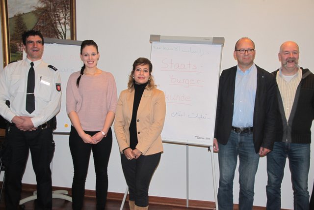 Polizist Dirk Schwarz (v. li.), die Dolmetscherinnen Kara Zurek-Ali und Sheida Habibi, Bürgermeister Sönke Hartlef und Sozialpädagoge Daniel Lang