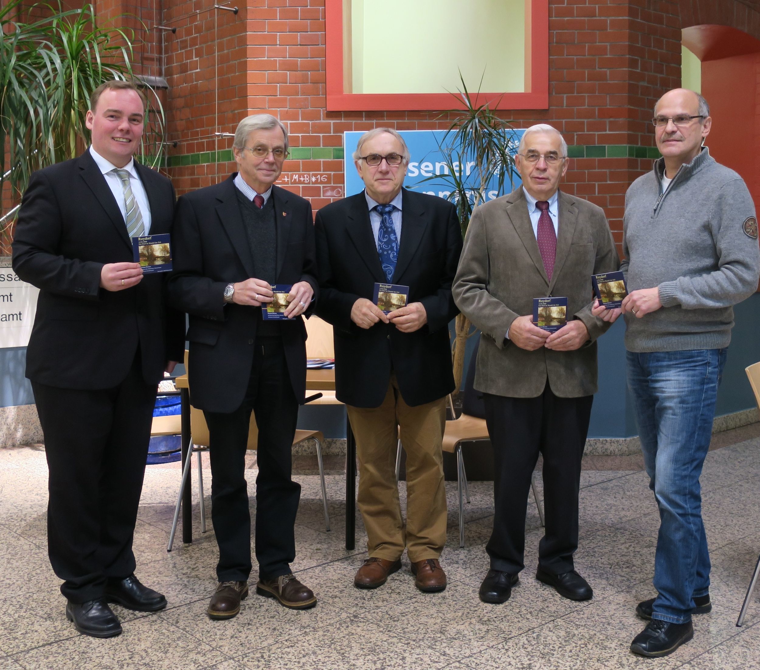 Bei der Übergabe der Chronik-CD (v. li.): André Wiese, Hartmut Blecken, Heiko Lühr, Heinrich Riedel sowie Stefan Boy vom Einwohnermeldeamt. Es fehlt Rudolf Peters