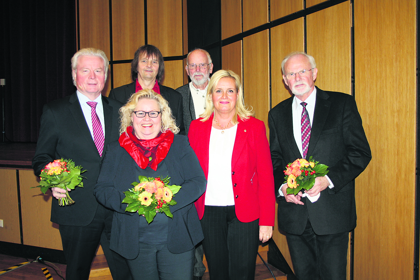 Freuen sich auf konstruktive Ratsarbeit: (v. li.) Dr. Heiner Austrup (stv. Ratsvors.), Ratsvorsitzende Angelika Tumuschat-Bruhn, Andreas Rakowski (2. stv. Bürgermeister), Ratsältester Werner Zimmer, Bürgermeisterin Martina Oertzen und Norbert Fraederich ( 1. stv. Bürgermeister)