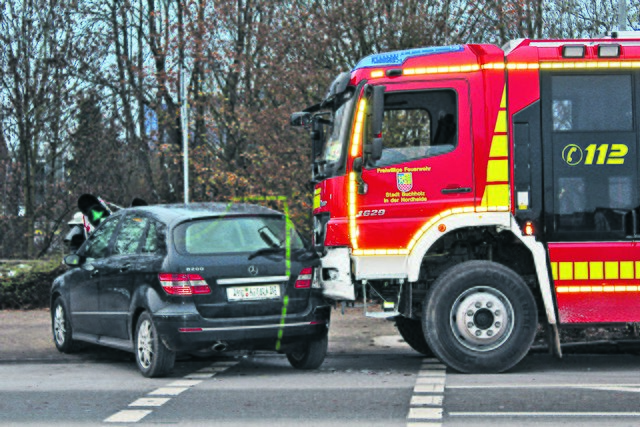Laut Polizei war der Mercedes-Fahrer bei Grünlicht auf die Canteleubrücke eingebogen und hatte dabei das im Einsatz befindliche Feuerwehrfahrzeug übersehen
