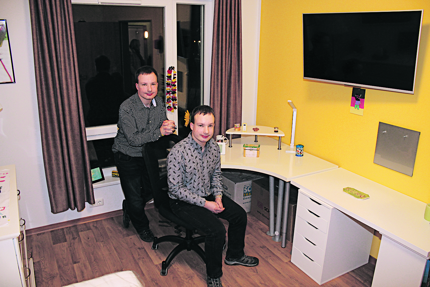 Monty (li.) und Mike Blisse sind stolz auf sich. Die 18-jährigen Zwillinge sind von zu Hause ausgezogen und wagen den Schritt zu mehr Selbstständigkeit. Sie gehören zu den ersten Bewohnern der neuen Behinderten-Wohneinrichtung der Rotenburger Werke in Harsefeld