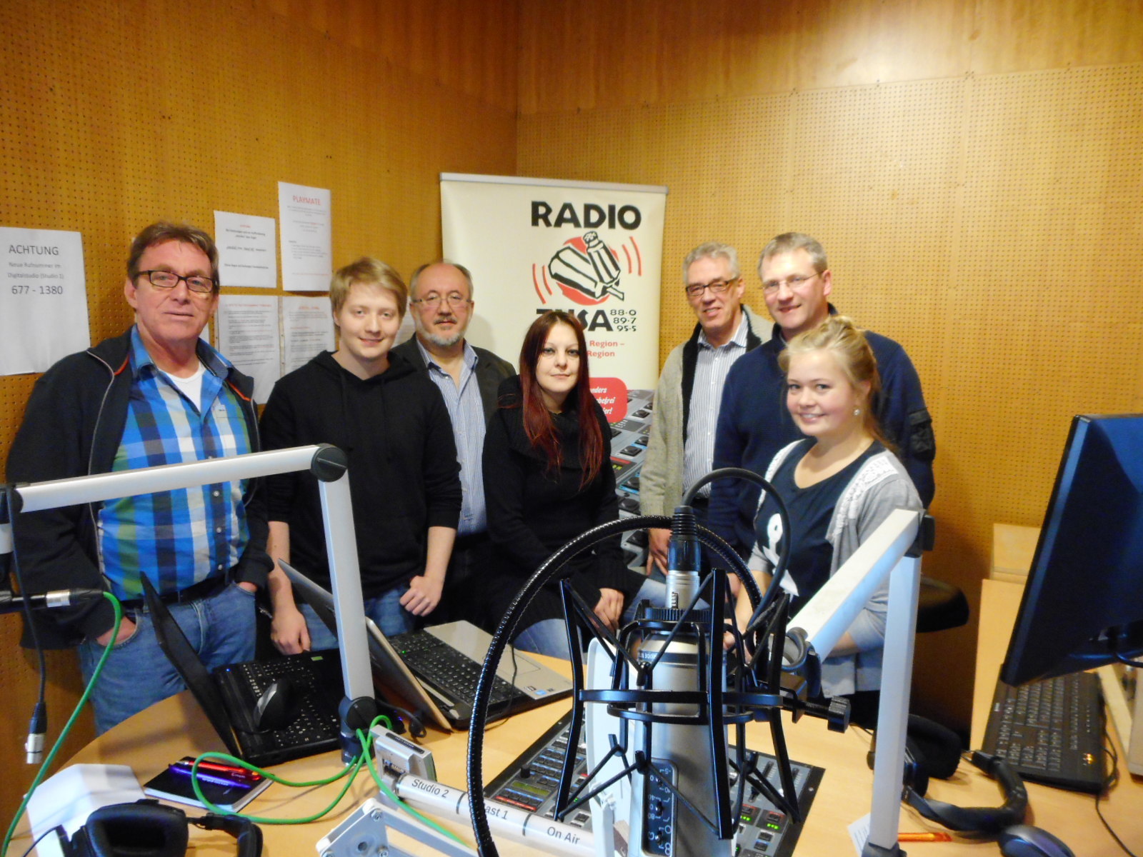 Im Sendestudio (v. li.): Klaus Becker, Florian Jenzen, Hans-Ulrich Schröder, Natalie Weller, Dieter Hamann, Claus Lühr und Kathleen Campell