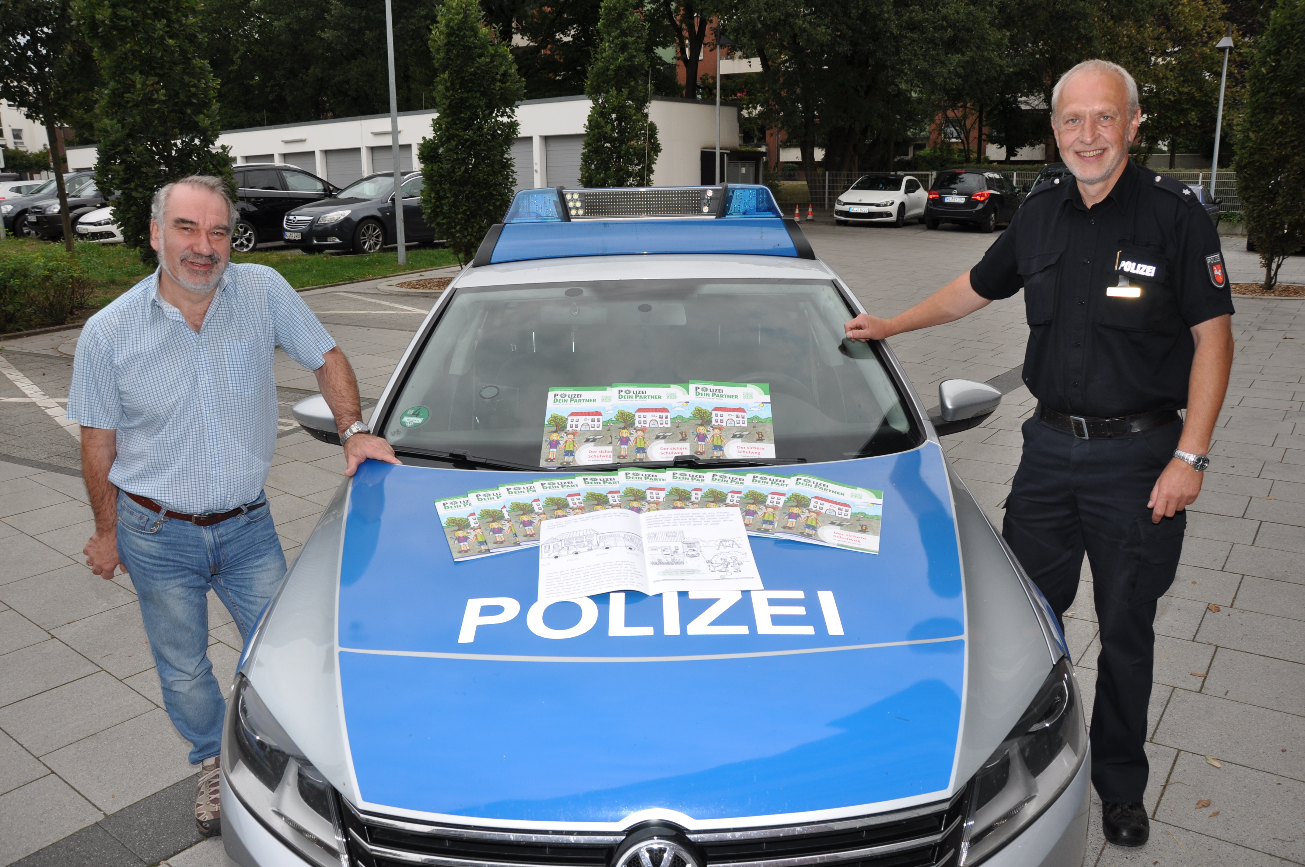Hans-Ulrich Koch (li.) übergab die Malhefte an Dirk Poppinga