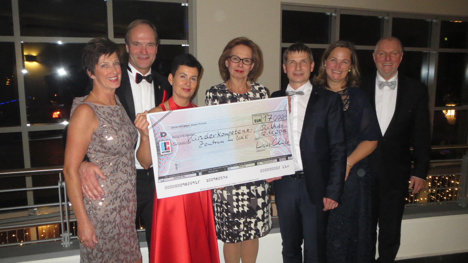 Bei der Scheckübergabe: (v. li.) Cathrin und Dr. Hans-Heinrich Aldag, Babette Wiesner, Dr. Dragana Seifert (Kinderkompetenzzentrum), Lions-Präsident Dr. Axel Wiesner sowie Clarissa und Fritz Harre.