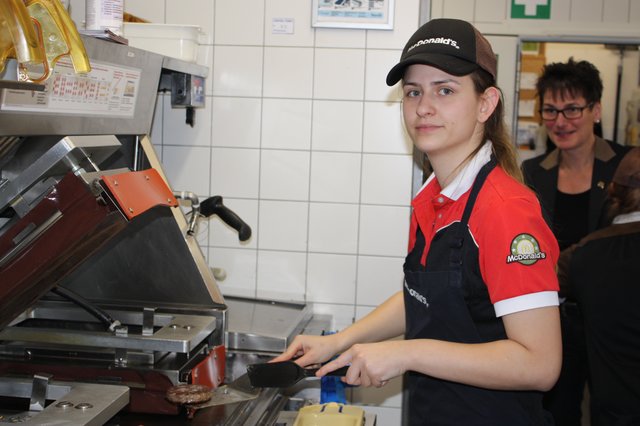 Kristina Malinovikj brät am hochmodernen Grill das Fleisch für die Burger