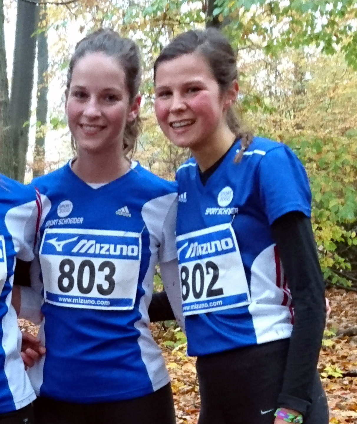 Ann-Kathrin Balduhn (li.) und Josefine Meyer-Ranke von der LG Nordheide