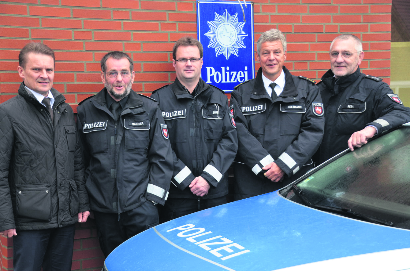 Haben den Umzug geschafft (v. li.): Rainer Peters, Vorstand Volksbank Fredenbeck und das Polizeiteam mit Joachim Magiera, Jörg Jürs, Torsten Oestmann (Leiter Polizeiinspektion Stade) und Gerhard Seba