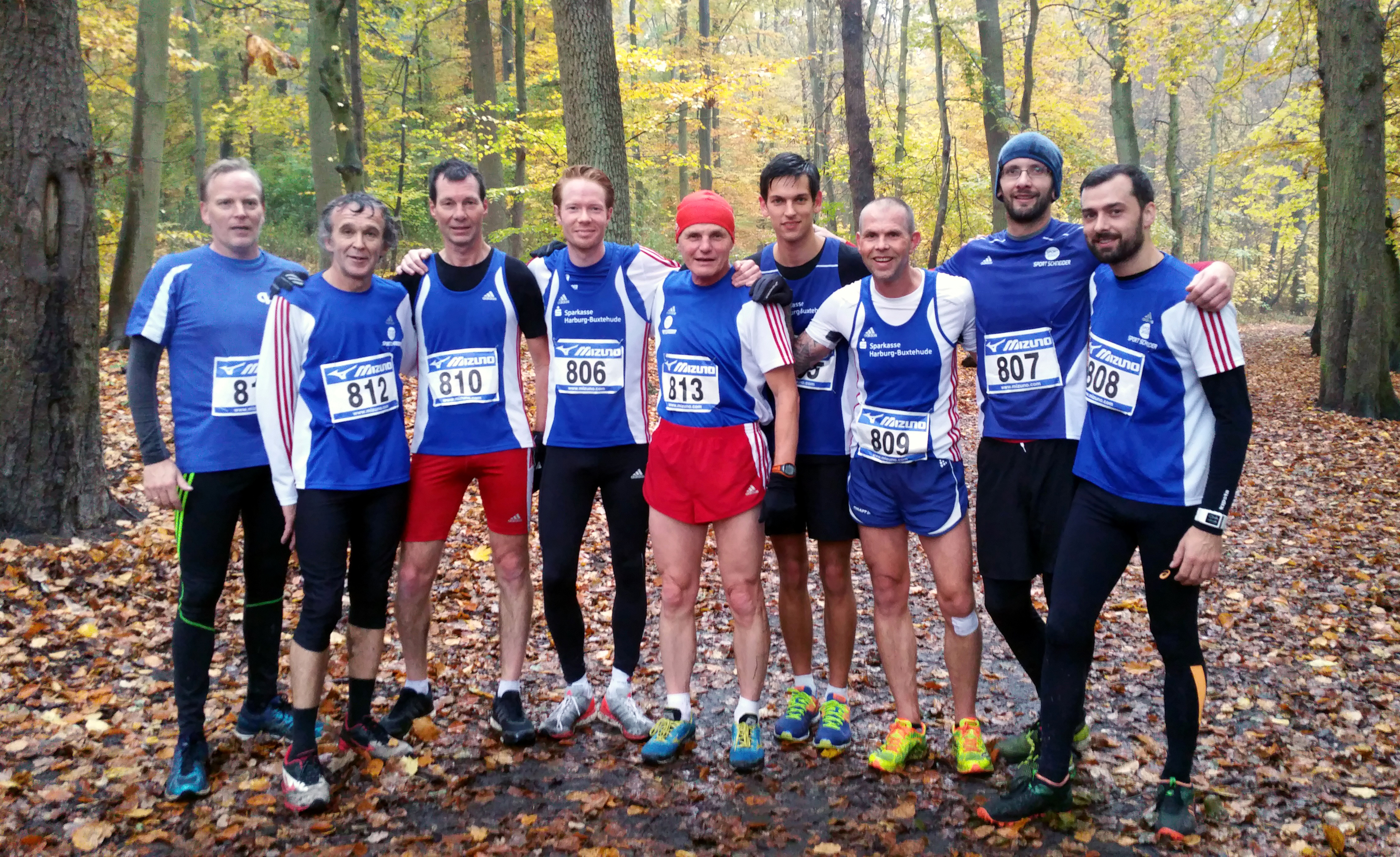 Die erfolgreiche Läufer der Leichtathletik-Gemeinschaft (LG) Nordheide (v.l.): Klaus-Heinsohn, Hans-Ulrich Maak, Rolf Helmboldt, Tim Tomczak, Manfred Kuhlemann, Jan-Florian Kröger, Michael Thoms, David Radant und Carlos Pütz