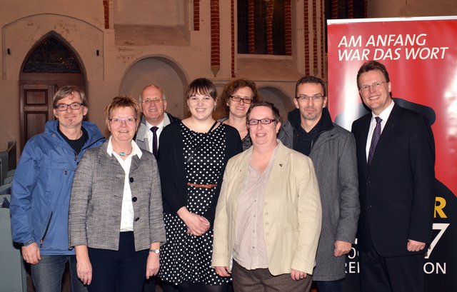 Bei der Amtseinführung in Winsen (v. li.): Holger Kuk, Kreisjugendwart in Hittfeld, Landesjugendwartin Petra Pieper-Rutkowski, Pastor Bernd Schäfer, Lena Schäfer, Pastorin Simone Uhlemeyer-Junghans, Lena Schäfers Vorgängerin Claudia Prössel, Kreisjugendwart Olaf Ruprecht und Superintendent Christian Berndt