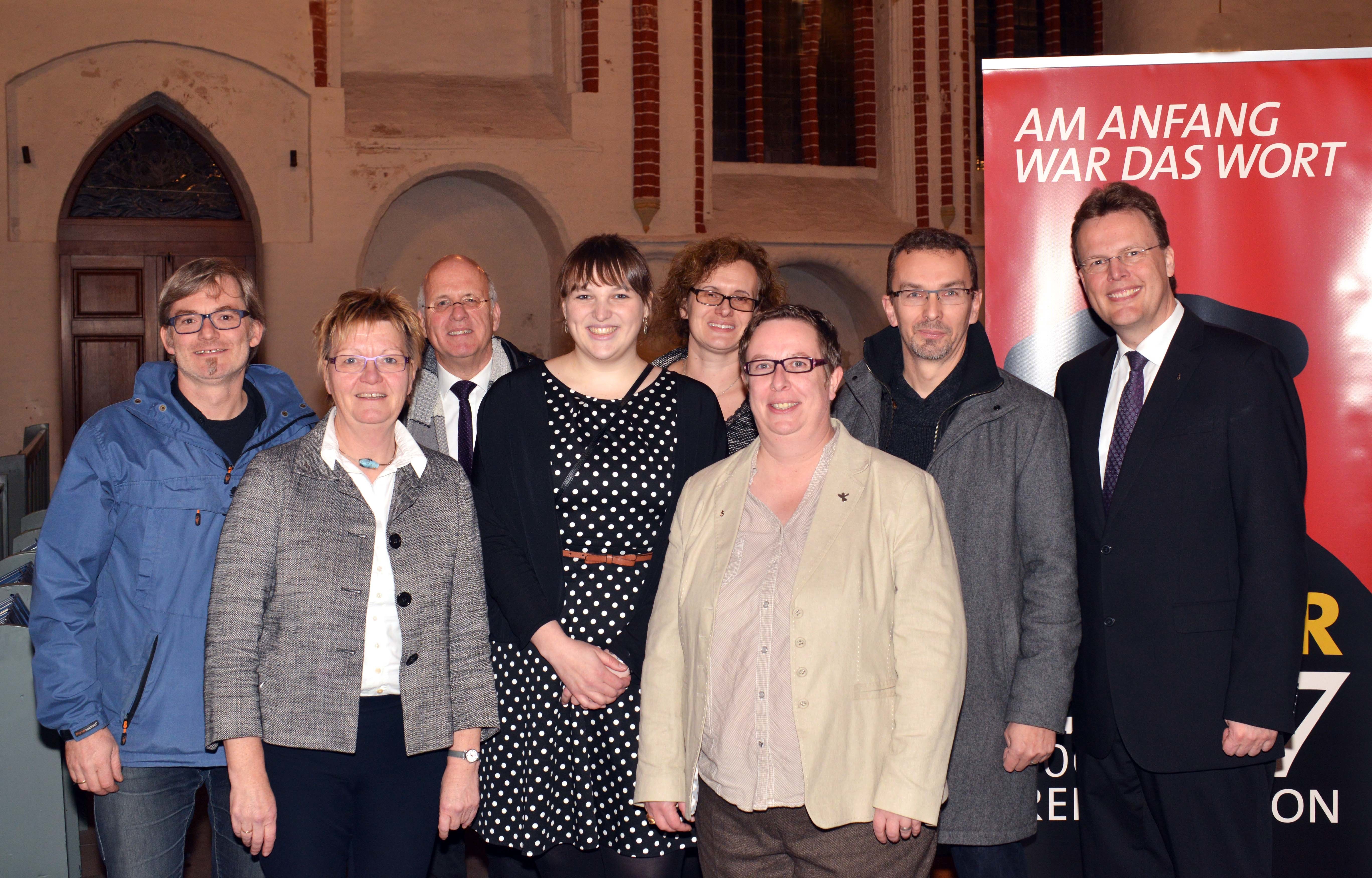 Bei der Amtseinführung in Winsen (v. li.): Holger Kuk, Kreisjugendwart in Hittfeld, Landesjugendwartin Petra Pieper-Rutkowski, Pastor Bernd Schäfer, Lena Schäfer, Pastorin Simone Uhlemeyer-Junghans, Lena Schäfers Vorgängerin Claudia Prössel, Kreisjugendwart Olaf Ruprecht und Superintendent Christian Berndt