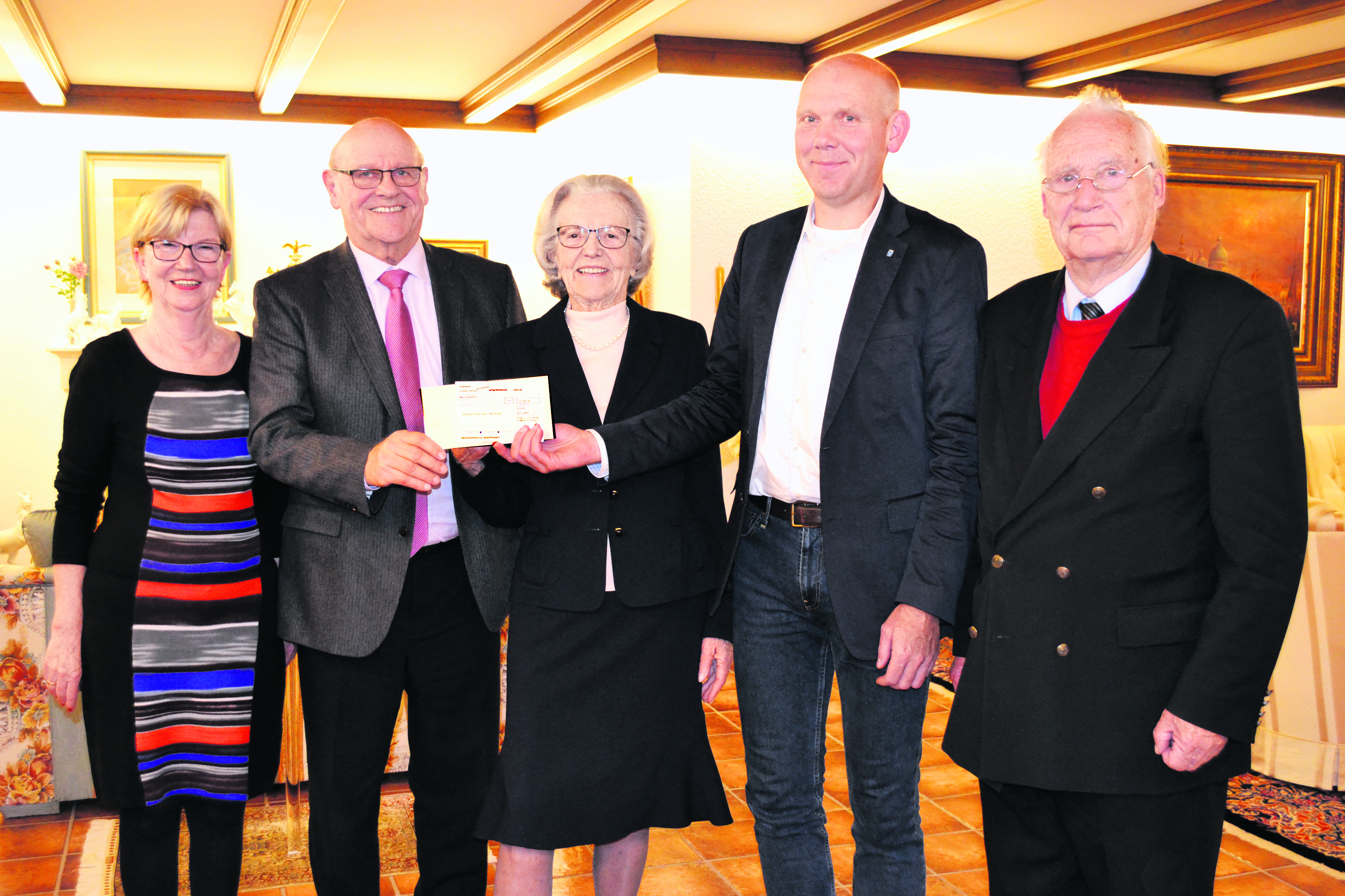 Bei der Spendenübergabe (v. li.): Lilian Bormann, Hans Dittmer, Irene Vorwerk, Torben Kleinfeldt und Hans-Joachim Röhrs