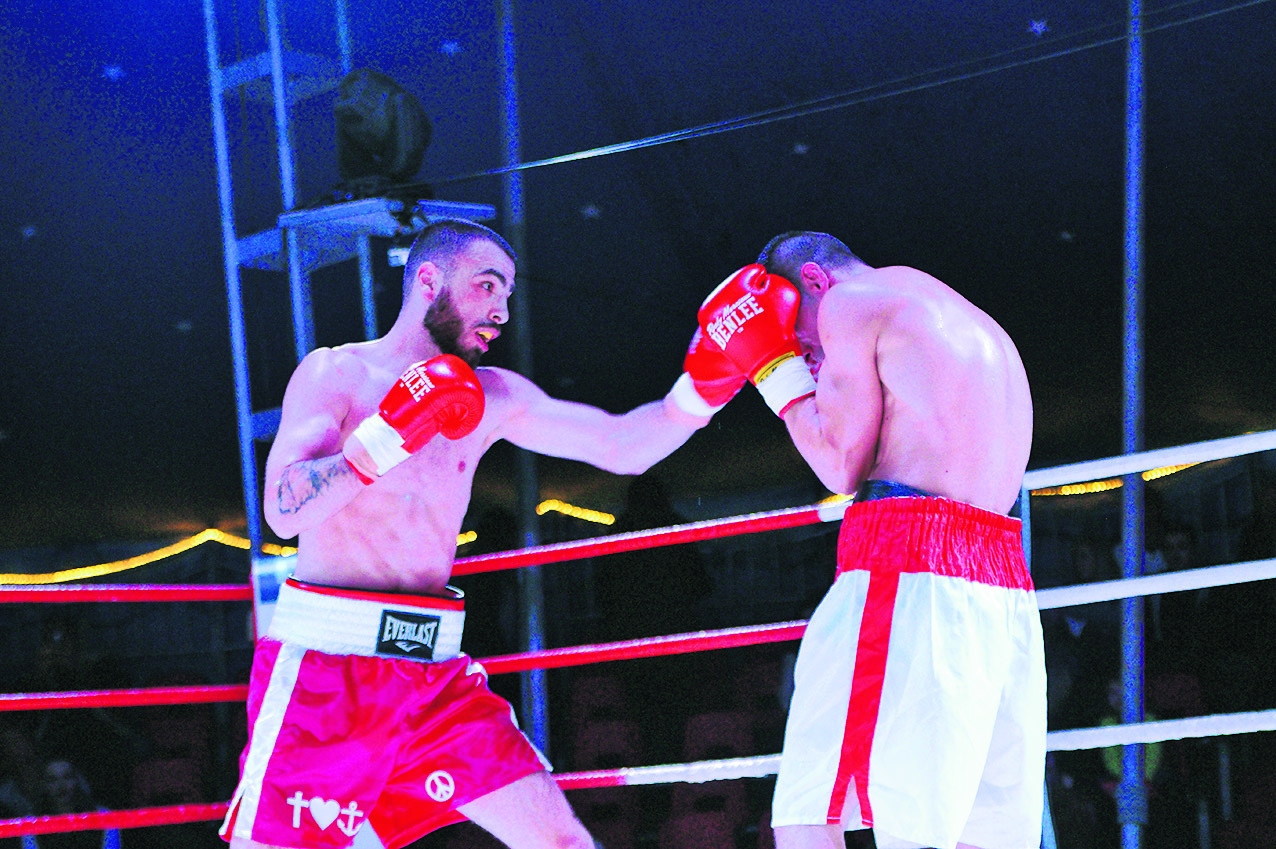 Kampf und Sieg: Darian Yasar (li.) ging gegen Pavel Herman in den Ring
