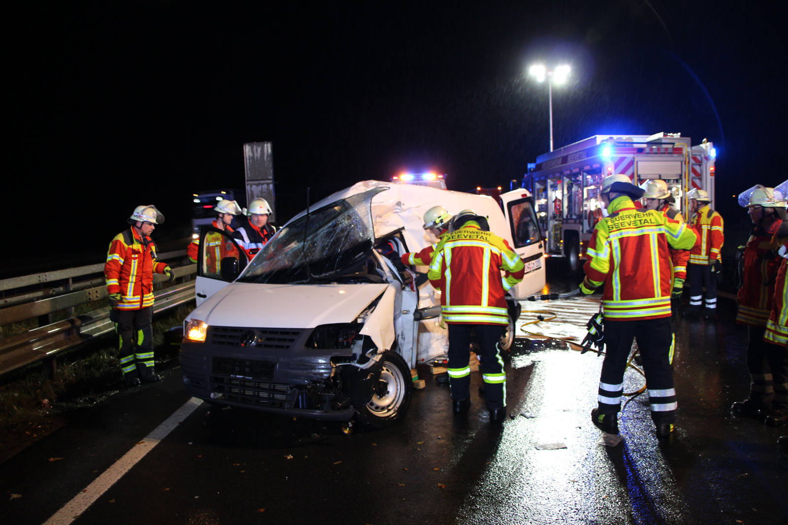 Der Pkw-Fahrer wurde massiv in seinem Caddy eingeklemmt