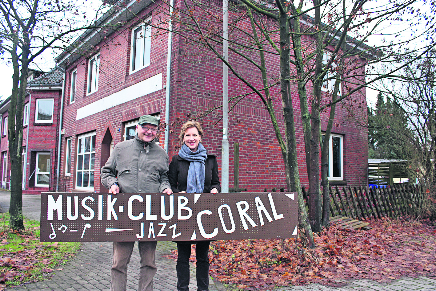 Tari Van Noy (terra Real Estate) und Slawek Swiatciewicz vor dem Haus an der Bahnhofstraße, in das der Musikclub einzieht