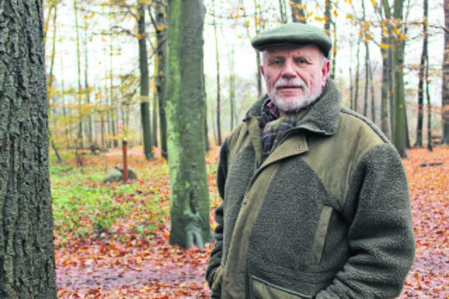 Siegfried Roelcke, Leiter des Jesteburger RuheForsts, wundert sich über viele Trauernde. Obwohl sie sich für die naturnahe Bestattung ihres Angehörigen mitten im Wald entschieden haben, dekorieren sie unter anderem mit Plastikkerzen das Grab